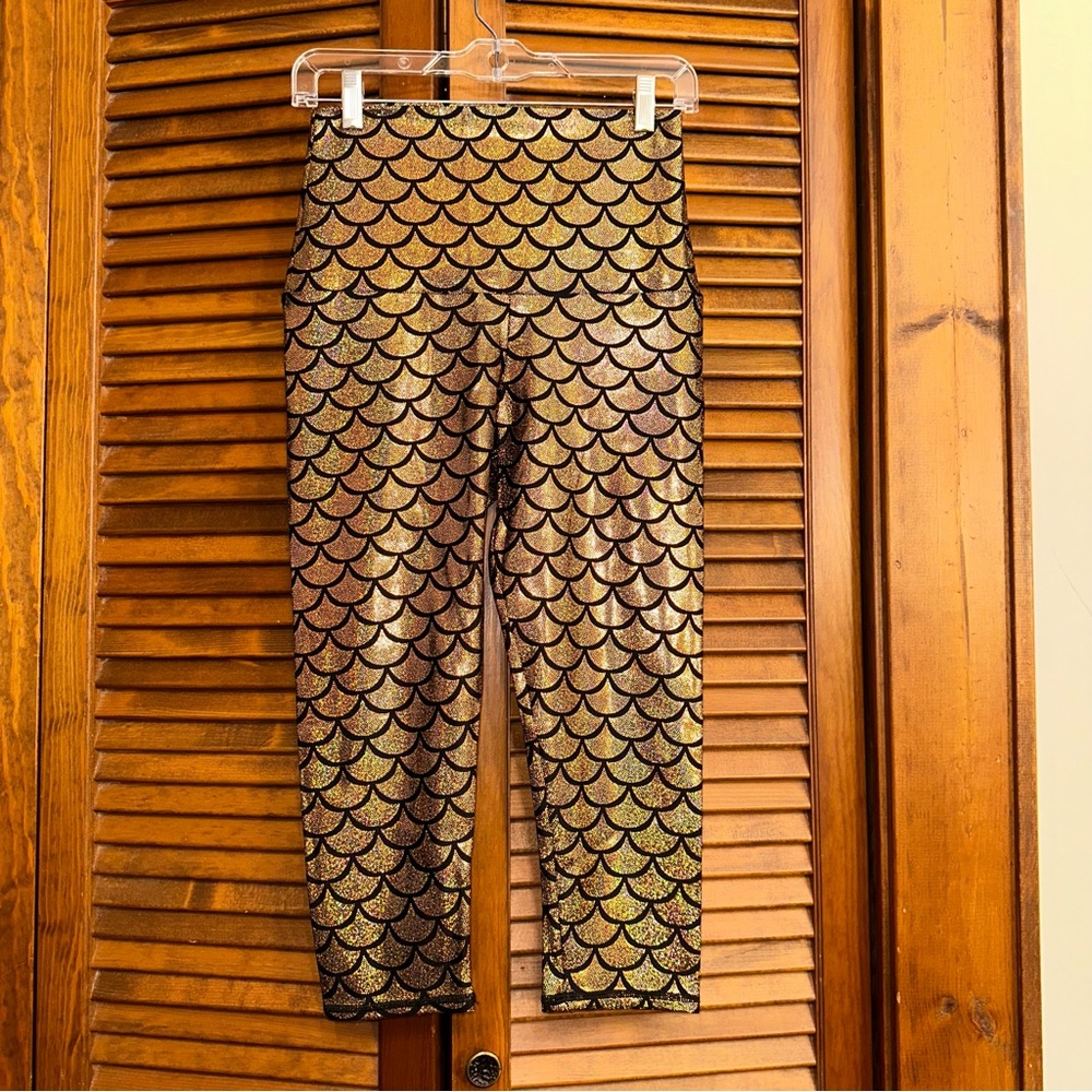 NWOT Emily Hsu Designs gold/iridescent mermaid high-waisted capri leggings, L